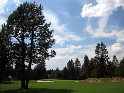 Rock formations frame the right side of the green at Sunriver Meadows 5th hole