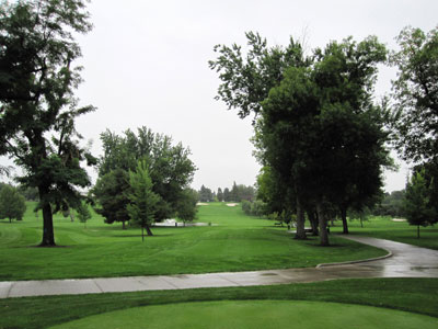 How many holes have a train on them to climb to the green?